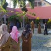 Penjabat (Pj) Bupati Aceh Jaya, Dr. A. Murtala, M.Si., memimpin apel pagi di Dinas Pendidikan Aceh Jaya diikuti oleh seluruh pegawai di lingkungan dinas tersbut, Selasa (16/01/2024) (Foto untuk AJP)