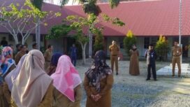 Penjabat (Pj) Bupati Aceh Jaya, Dr. A. Murtala, M.Si., memimpin apel pagi di Dinas Pendidikan Aceh Jaya diikuti oleh seluruh pegawai di lingkungan dinas tersbut, Selasa (16/01/2024) (Foto untuk AJP)