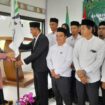 Penyerahan petaka pada Pelantikan dan Pengukuhan Pengurus Ikatan Penyuluh Agama Republik Indonesia (IPARI) Kabupaten Aceh Jaya, Rabu (17/1/2024) (Foto untuk AJP)