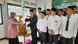 Penyerahan petaka pada Pelantikan dan Pengukuhan Pengurus Ikatan Penyuluh Agama Republik Indonesia (IPARI) Kabupaten Aceh Jaya, Rabu (17/1/2024) (Foto untuk AJP)