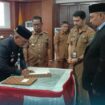 Pj Bupati Aceh Jaya, Murtala menandatangani Berita Acra Pelantikan Direktur BUNDESMA Aceh Jaya, Selasa (16/1/2024) (Foto Prokopim)