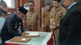 Pj Bupati Aceh Jaya, Murtala menandatangani Berita Acra Pelantikan Direktur BUNDESMA Aceh Jaya, Selasa (16/1/2024) (Foto Prokopim)