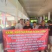 M. Yunan bersama para nelayan Lhok Calang, Selasa (23/1/2024) (Foto untuk AJP)