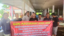 M. Yunan bersama para nelayan Lhok Calang, Selasa (23/1/2024) (Foto untuk AJP)