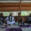 j Bupati Aceh Jaya, Dr. A. Murtala bercengkrama dengan Pimpinan Dayah Darul Abrar saat mengunjungi tempat tersebut, Selasa (23/1/2024) (Foto/ Prokopim)