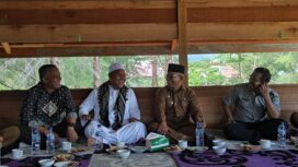 j Bupati Aceh Jaya, Dr. A. Murtala bercengkrama dengan Pimpinan Dayah Darul Abrar saat mengunjungi tempat tersebut, Selasa (23/1/2024) (Foto/ Prokopim)