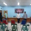 Pj Bupati Aceh Jaya, Dr. A. Murtala melakukan tinjauan kesiapan pelaksanaan pelantikan Kelompok Penyelenggara Pemungutan Suara (KPPS) di Balai Desa Keude Panga, Kecamatan Panga, Kabupaten Aceh Jaya, Rabu malam (24/1/2024) (Foto: AJP/Zahlul Akbar)