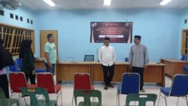 Pj Bupati Aceh Jaya, Dr. A. Murtala melakukan tinjauan kesiapan pelaksanaan pelantikan Kelompok Penyelenggara Pemungutan Suara (KPPS) di Balai Desa Keude Panga, Kecamatan Panga, Kabupaten Aceh Jaya, Rabu malam (24/1/2024) (Foto: AJP/Zahlul Akbar)