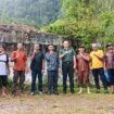 Dandim 0114 Aceh Jaya, Letkol Inf. Alimuddin mengunjungi Desa Mareu Kecamatan Jaya Kabupaten Aceh Jaya dalam rangka menindak lanjut rencana pemindahan jembatan billy yang ada di Desa Bakpaoh Kecamatan Jaya untuk dijadikan jembatan penghubung antara Desa Mareu dan Desa Sabet, Senin (29/1/2024) (Foto untuk AJP)