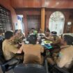 Penjabat Bupati Aceh Jaya, Dr. A. Murtala, M.Si., memimpin Rapat Koordinasi dengan para Camat dalam Kabupaten Aceh Jaya yang dilaksanakan di Ruang Kerja Bupati Aceh Jaya, Selasa (30/01/2024) (Foto untuk AJP)