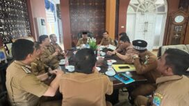 Penjabat Bupati Aceh Jaya, Dr. A. Murtala, M.Si., memimpin Rapat Koordinasi dengan para Camat dalam Kabupaten Aceh Jaya yang dilaksanakan di Ruang Kerja Bupati Aceh Jaya, Selasa (30/01/2024) (Foto untuk AJP)