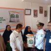 Pj Bupati Aceh Jaya, Dr. A. Murtala., M.Si., menyalurkan secara simbolis bantuan Cadangan Pangan Pemerintah (CPP) Tahun 2024 kepada masyarakat Kecamatan Krueng Sabee berlangsung di Kantor Pos Aceh Jaya, Rabu (31/01/2024) (Foto untuk AJP)