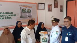 Pj Bupati Aceh Jaya, Dr. A. Murtala., M.Si., menyalurkan secara simbolis bantuan Cadangan Pangan Pemerintah (CPP) Tahun 2024 kepada masyarakat Kecamatan Krueng Sabee berlangsung di Kantor Pos Aceh Jaya, Rabu (31/01/2024) (Foto untuk AJP)