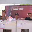Bupati Aceh Jaya, Dr. A. Murtala, M.Si., mengikuti Simulasi Pemungutan dan Perhitungan Suara Pemilu Tahun 2024 di Desa Keude Panga, Kecamatan Panga, Aceh Jaya, Rabu (31/1/2024) (Foto untuk AJP)