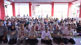 Pj Bupati Aceh Jaya, Dr. A. Murtala bersama Pengurus Karang Taruna Aceh Jaya menyerahkan Al-quran kepada warga binaan Lapas III Calang, Rabu (31/1/2024) (Foto untuk AJP)