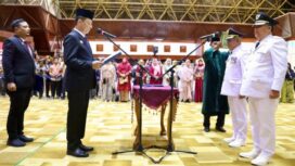 Penjabat Gubernur Aceh Achmad Marzuki, melantik Sekda Aceh Utara A Murtala sebagai Pj Bupati Aceh Jaya dan Sekda Aceh Tamiang Asra sebagai Pj Bupati Aceh Tamiang, serta menyerahkan SK perpanjangan masa tugas kepada T Mirzuan selaku Pj Bupati Aceh Tengah, di Anjong Mon Mata Komplek Meuligoe Gubernur Aceh, Jum’at (29/12/2023) (Foto/Humas Pemprov Aceh)