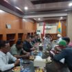 Pj Bupati Aceh Jaya, Dr. A. Murtala menerima audiensi bersama BUMDESMA Aceh Jaya di Ruang Rapat Bupati Aceh Jaya, Kamis (11/01/2024) (Foto/Kominsa)