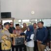 Penjabat (Pj) Bupati Aceh Jaya, Dr. A. Murtala menyaksikan proses serah terima secara simbolis peralatan kerja dukungan pemilu dari Camat Panga ke Panitia Pemilihan Kecamatan (PPK) kecamatan tersebut di Kantor Camat Panga, Kamis (11/01/2024) (Foto/Kominsa)