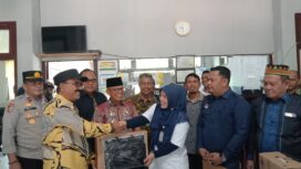 Penjabat (Pj) Bupati Aceh Jaya, Dr. A. Murtala menyaksikan proses serah terima secara simbolis peralatan kerja dukungan pemilu dari Camat Panga ke Panitia Pemilihan Kecamatan (PPK) kecamatan tersebut di Kantor Camat Panga, Kamis (11/01/2024) (Foto/Kominsa)