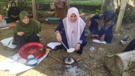 Pj. Ketua TP PKK Aceh Jaya, Mahdalena, SE, MSM., menghadiri kenduri apam yang digelar di Kantor MAA Aceh Jaya, Selasa (06/02/2024) (Foto untuk AJP)