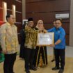 Pj Bupati Aceh Jaya, Murtala saat menerima penghargaan dari Ketua PWI Aceh, Nasir Nurdin di Malam Anugerah PWI Aceh Jaya 2024, Jumat (9/2/2024). (PWI Aceh Jaya)