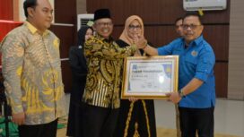 Pj Bupati Aceh Jaya, Murtala saat menerima penghargaan dari Ketua PWI Aceh, Nasir Nurdin di Malam Anugerah PWI Aceh Jaya 2024, Jumat (9/2/2024). (PWI Aceh Jaya)