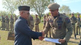 j Bupati Aceh Jaya, Dr. A. Murtala., M.Si., menyerahkan secara simbolis Surat Keputusan Tenaga Harian Lepas (SK THL) kepada 100 orang personil Satuan Polisi Pamong Praja (Satpol PP) dan Wilayatul Hisbah (WH) Kabupaten Aceh Jaya. di halaman kantor Bupati Aceh Jaya, Jum’at (02/02/2024) (Foto untuk AJP)