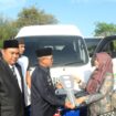 Penjabat (Pj) Bupati Aceh Jaya, Dr. A. Murtala, M.Si didampingi Sekretaris Daerah (Sekda) T. Reza Fahlevi.,MM menyerahkan satu unit minibus sebagai mobil operasional Sekolah Luar Biasa Negeri (SLBN) Aceh Jaya yang berlangsung di halaman kantor Bupati Aceh Jaya, Jum'at (2/2/2024) (Foto untuk AJP)