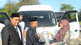 Penjabat (Pj) Bupati Aceh Jaya, Dr. A. Murtala, M.Si didampingi Sekretaris Daerah (Sekda) T. Reza Fahlevi.,MM menyerahkan satu unit minibus sebagai mobil operasional Sekolah Luar Biasa Negeri (SLBN) Aceh Jaya yang berlangsung di halaman kantor Bupati Aceh Jaya, Jum'at (2/2/2024) (Foto untuk AJP)