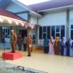 Dalam menyukseskan Pemilu Serentak Tahun 2024, Pj. Bupati Aceh Jaya, Dr. A. Murtala., M.Si., bertindak sebagai Inspektur Upacara pada apel Satuan Perlindungan Masyarakat (Satlinmas) di Kantor Camat Pasie Raya, Senin (5/2/2024) (Foto untuk AJP)