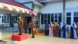 Dalam menyukseskan Pemilu Serentak Tahun 2024, Pj. Bupati Aceh Jaya, Dr. A. Murtala., M.Si., bertindak sebagai Inspektur Upacara pada apel Satuan Perlindungan Masyarakat (Satlinmas) di Kantor Camat Pasie Raya, Senin (5/2/2024) (Foto untuk AJP)