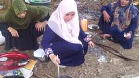 Pj. Ketua TP PKK Aceh Jaya, Mahdalena, SE, MSM., menghadiri kenduri apam yang digelar di Kantor MAA Aceh Jaya, Selasa (06/02/2024) (Foto untuk AJP)