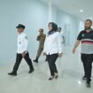Penjabat (Pj) Bupati Aceh Jaya, Dr. A. Murtala., M.Si., melakukan kunjungan ke Rumah Sakit Umum Daerah (RSUD) Teuku Umar dalam rangka meninjau persiapan penggunaan gedung baru RSUD Teuku Umar. Peninjauan tersebut dilaksanakan pada hari Rabu (7/2/2024) (Foto untuk AJP)