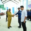 Penjabat (Pj) Bupati Aceh Jaya, Dr. A. Murtala, M.Si., menyerahkan secara simbolis Surat Keputusan Tenaga Harian Lepas (SK THL) Pemadam Kebakaran dan Personil Lalu Lintas Angkutan Jalan (LLAJ) berlangsung di Kantor Dinas Perhubungan kabupaten setempat, Selasa (13/02/2024) (Foto untuk AJP)