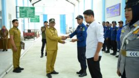 Penjabat (Pj) Bupati Aceh Jaya, Dr. A. Murtala, M.Si., menyerahkan secara simbolis Surat Keputusan Tenaga Harian Lepas (SK THL) Pemadam Kebakaran dan Personil Lalu Lintas Angkutan Jalan (LLAJ) berlangsung di Kantor Dinas Perhubungan kabupaten setempat, Selasa (13/02/2024) (Foto untuk AJP)
