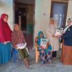 Mahasiswa Sekolah Tinggi Agama Islam – Perguruan Tinggi Ilmu Al-qur’an (STAI-PTIQ) Aceh menyerahkan beras kepada warga yang merupakan bagian bakti sosial di Desa Mon Mata Kecamatan Krueng Sabee Kabupaten Aceh Jaya, Minggu (3/3/2024) (Foto untuk AJP)