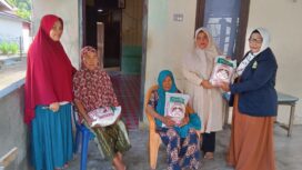 Mahasiswa Sekolah Tinggi Agama Islam – Perguruan Tinggi Ilmu Al-qur’an (STAI-PTIQ) Aceh menyerahkan beras kepada warga yang merupakan bagian bakti sosial di Desa Mon Mata Kecamatan Krueng Sabee Kabupaten Aceh Jaya, Minggu (3/3/2024) (Foto untuk AJP)
