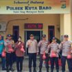 Kapolsek Kuta Baro, Iptu Muhammad Jabir saat membagikan paket daging meugang kepada personelnya, Jumat (8/3/2024). (Polsek Kuta Baro) 