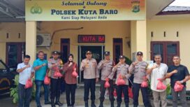 Kapolsek Kuta Baro, Iptu Muhammad Jabir saat membagikan paket daging meugang kepada personelnya, Jumat (8/3/2024). (Polsek Kuta Baro) 