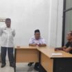 Sekretaris Daerah (Sekda) Kabupaten Aceh Jaya, Teuku Reza Fahlevi melakukan inspeksi mendadak (sidak) di sejumlah Satuan Kerja Perangkat Kabupaten (SKPK) pada hari pertama kerja paska libur panjang bulan Ramadan, Rabu (13/3/2024) (Foto AJP)