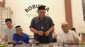 Sekda Aceh Jaya, T Reza Fahlevi saat memberikan sambutan pada kegiatan buka puasa bersama dengan Panitia Santunan Anak Yatim Lamno Raya di Portugis Kopi Kecamatan Jaya, Jum'at malam (22/3/2024) (Foto untuk AJP)