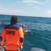 Satgas SAR Aceh Jaya bersama BASARNAS Meulaboh melakukan evakuasi 2 mayat di perairan laut Calang Kecamatan Krueng Sabee, Sabtu (23/3/2024) (Foto AJP)