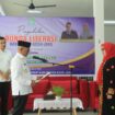 Penjabat (Pj) Bupati Aceh Jaya, Dr. A. Murtala., M.Si., mengukuhkan Mahdalena, SE., MSM., sebagai Bunda Literasi Kabupaten Aceh Jaya yang berlangsung di Gedung Dinas Perpustakaan dan Arsip kabupaten setempat, Rabu, (27/3/2024) (Foto untuk AJP)