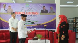 Penjabat (Pj) Bupati Aceh Jaya, Dr. A. Murtala., M.Si., mengukuhkan Mahdalena, SE., MSM., sebagai Bunda Literasi Kabupaten Aceh Jaya yang berlangsung di Gedung Dinas Perpustakaan dan Arsip kabupaten setempat, Rabu, (27/3/2024) (Foto untuk AJP)