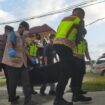 Pihak kepolisian Aceh Jaya beserta tim Medis RSUD Teuku Umar sedang membawa mayat diduga etnis Rohingnya saat tiba di RSUD setempat, Senin (25/3/3034) (Foto AJP)