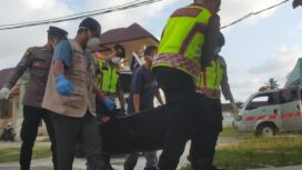 Pihak kepolisian Aceh Jaya beserta tim Medis RSUD Teuku Umar sedang membawa mayat diduga etnis Rohingnya saat tiba di RSUD setempat, Senin (25/3/3034) (Foto AJP)
