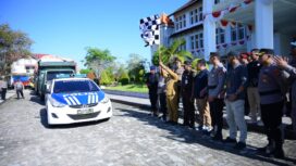 Pj Bupati Aceh Jaya, Dr. A. Murtala., M.Si., melakukan pelepasan pasukan pengamanan Tempat Pemungutan Suara (TPS) dan distribusi logistik Pemilu 2024 usai apel bersama yang dipimpin oleh Kapolres Aceh Jaya, AKBP Andy Sumarta., di Halaman Kantor Bupati Aceh Jaya, Selasa (13/2/2024) (Foto untuk AJP)