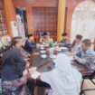 Pj. Bupati Aceh Jaya, Dr. A. Murtala., M.Si., menerima audiensi dari Kementerian Agama (Kemenag) Aceh Jaya terkait program sertifikasi halal produk makanan, minuman, obat-obatan, dan rumah potong di Aceh Jaya. Audiensi ini dilangsungkan di Ruang Kerja Bupati, Kamis (22/2/2024) (Foto untuk AJP)