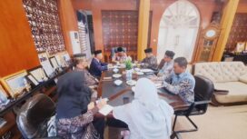 Pj. Bupati Aceh Jaya, Dr. A. Murtala., M.Si., menerima audiensi dari Kementerian Agama (Kemenag) Aceh Jaya terkait program sertifikasi halal produk makanan, minuman, obat-obatan, dan rumah potong di Aceh Jaya. Audiensi ini dilangsungkan di Ruang Kerja Bupati, Kamis (22/2/2024) (Foto untuk AJP)