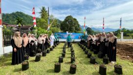 Pj Ketua TP PKK Aceh Jaya, Mahdalena, SE, MSM, saat menghadiri acara Gerakan Tanam (Gerkam) Cabai Serentak Seluruh Indonesia dalam rangka memperingati Hari Tanam Cabai PKK ke-52 tahun 2024 yang digelar di Gampong Sango, Kecamatan Jaya, senin (4 /3/2024) (Foto untuk AJP)